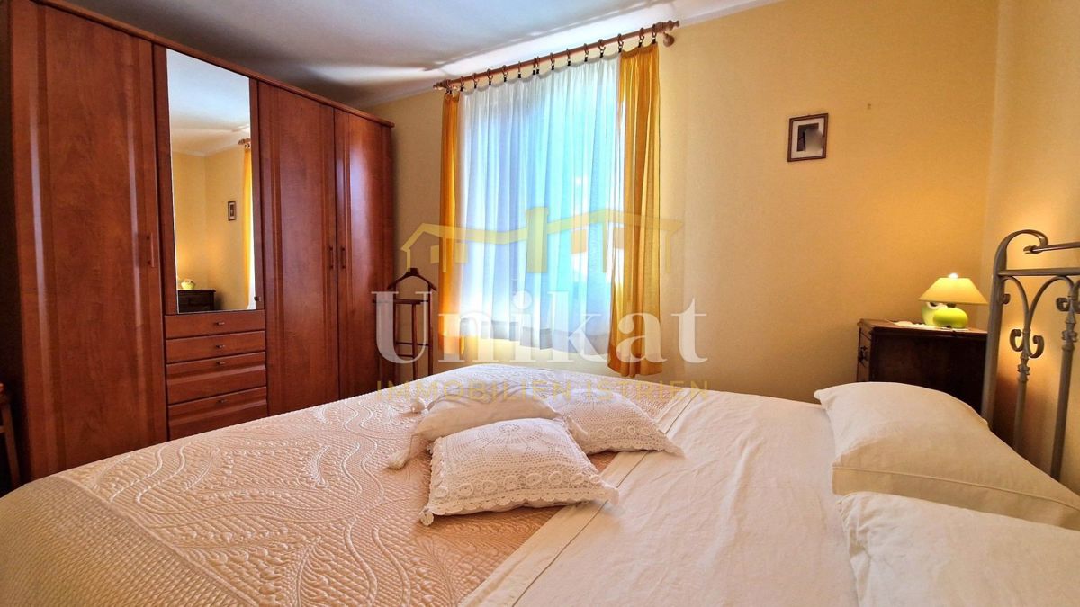 Samostojna hiša z stanovanjem, kletjo in garažo ter pogledom na morje, Buje